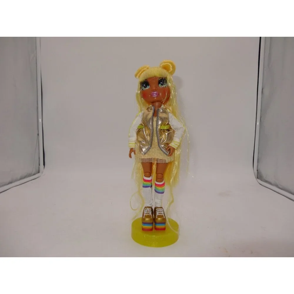 Rainbow High Cheer Series Sunny Madison Fashion Doll‎ Stand and New Accessories